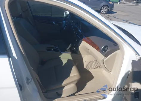 2013 Mercedes-Benz C 300 Luxury 4Matic z USA, uszkodzony, nr VIN WDDGF8AB1DF973716